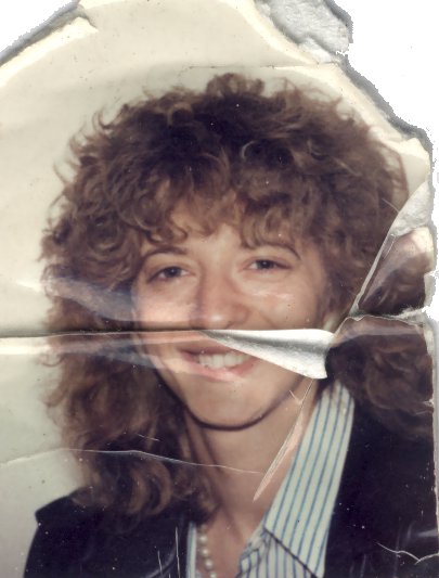Jeune homme ou jeune femme à tignasse bouclée blonde. Image avec déchirure et pliure.