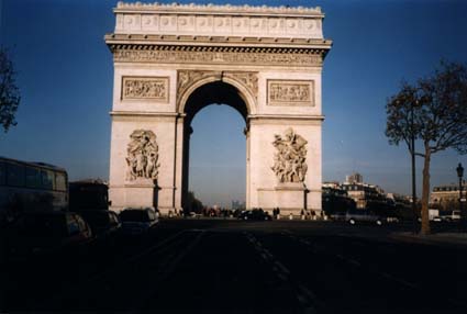 L’Arc de Triomphe à Paris et ciel bleu.