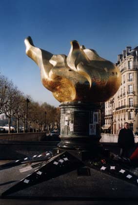 Flambeau en mémoire de Lady Diana sur le pont de l’Alma.