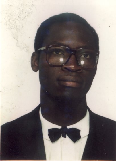 Homme avec lunettes et nœud papillon.