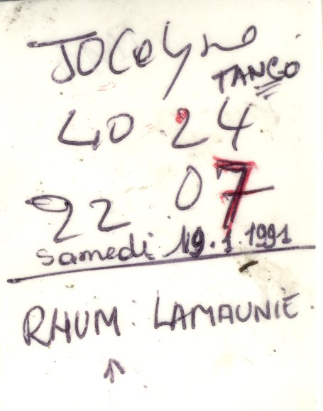 Papier blanc avec inscriptions.