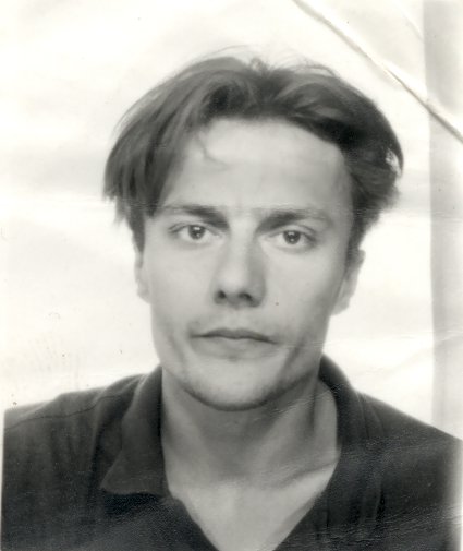 Visage d’homme brun avec polo foncé. Noir et blanc.