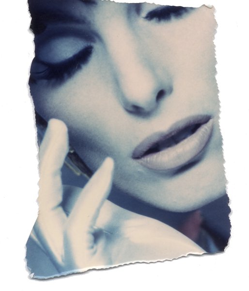 Visage de femme maquillée, yeux baissés, et mains gantées. Fragment.