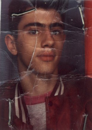 Visage de jeune homme brun avec blouson.