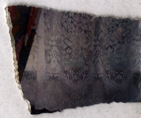 Rideau à motifs. Fragment déchiré.ᴬᴵ