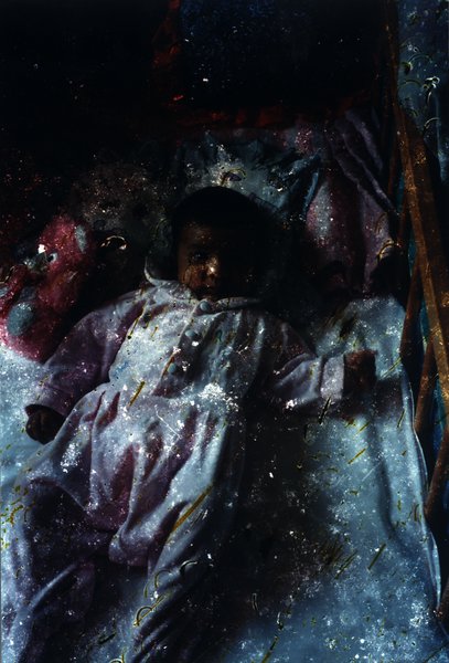 Bébé endormi dans un berceau. Image très tachée.ᴬᴵ