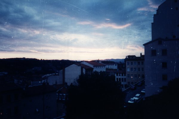 Vue d'une ville au coucher du soleil. Image rayée.ᴬᴵ