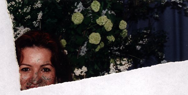 Visage de femme entre des fleurs. Fragment déchiré, taches.ᴬᴵ