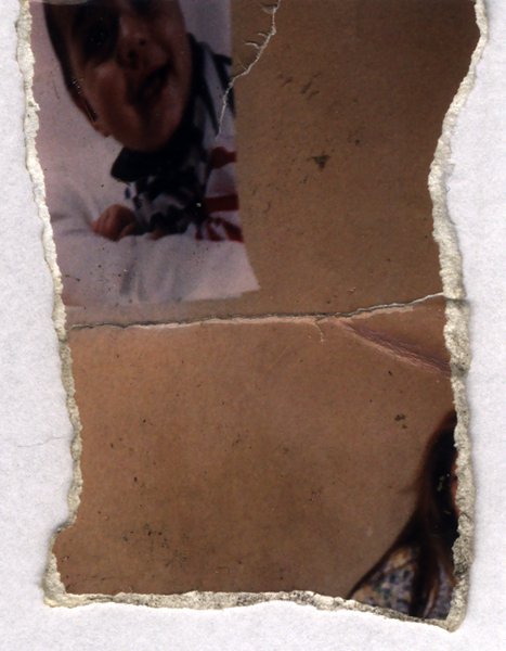 Fragment de photo déchirée montrant le visage d'un bébé.ᴬᴵ
