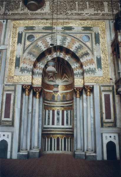 Niche en marbre multicolor dans une mosquée.
