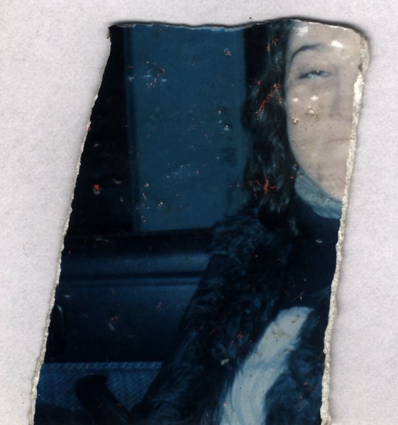 Visage de femme les yeux fermés. Fragment déchiré, taches.ᴬᴵ