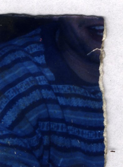 Gros plan du bas du visage d'une personne en pull rayé. Fragment déchiré.ᴬᴵ