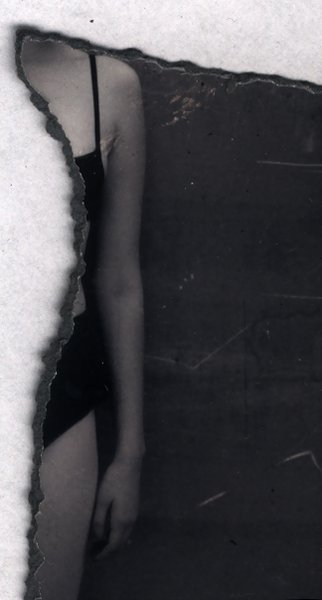 Femme de profil en maillot de bain. Fragment déchiré. Noir et blanc.ᴬᴵ