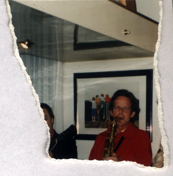 Homme jouant du saxophone dans un salon. Fragment déchiré.ᴬᴵ