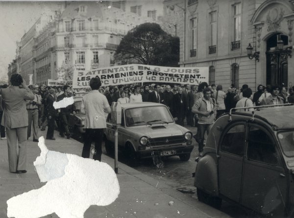 Manifestation avec banderole avec l’inscription: « 5 attentats en 8 jours, les Arméniens protestent ». Noir et blanc.
