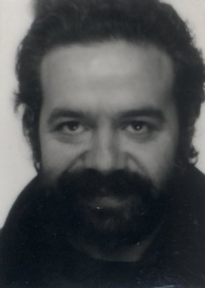 Visage d’homme brun barbu. Noir et blanc.