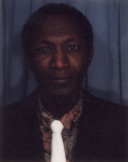 Visage d’homme en costume et cravate blanche.
