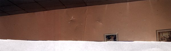 Angle d'une pièce vide avec cadres accrochés au mur. Fragment déchiré.ᴬᴵ