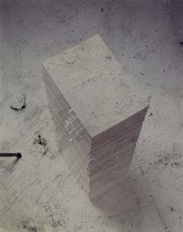 Pile de papiers blancs ou de plaques de plâtre. Image avec rayures.