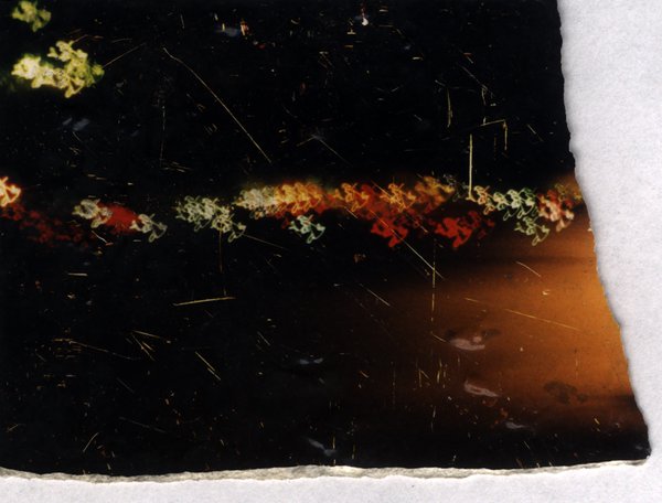 Lumières colorées floues sur fond sombre. Fragment déchiré.ᴬᴵ