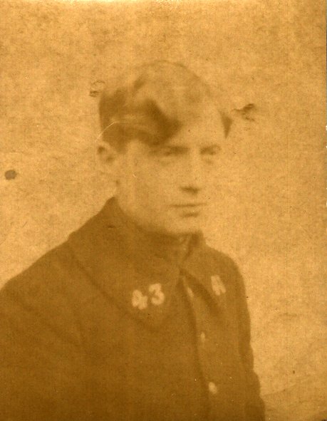 Portrait d'un jeune homme en uniforme militaire. Noir et blanc.ᴬᴵ