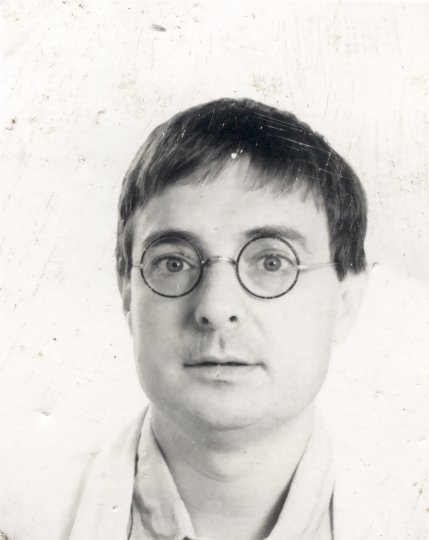 Visage d’homme brun à lunettes. Noir et blanc.