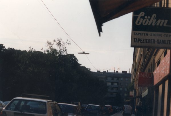Rue, enseigne, et voitures.