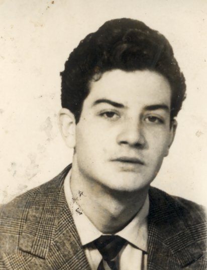 Visage de jeune homme brun en costume et cravate. Noir et blanc.