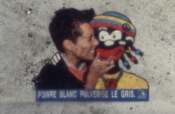 Publicité : « Poivre blanc pulvérise le gris » avec visage de jeune homme embrassant un personnage de bande dessinée.
