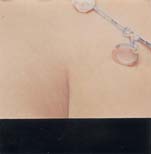 Décolleté féminin et collier.