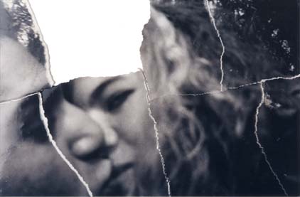 Baiser entre un homme et une femme. Image déchirée, en partie reconstituée.