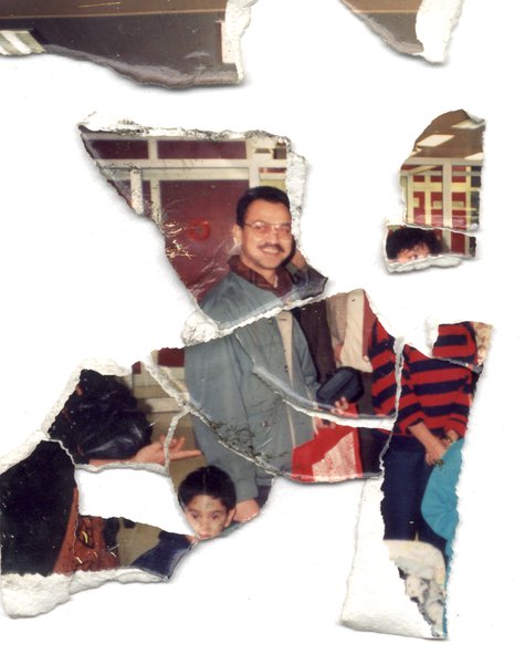 Homme moustachu debout souriant. Fragments.