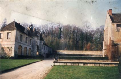 Deux bâtisses anciennes face à face et campagne alentour.