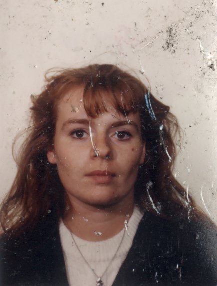 Visage de jeune femme blonde avec frange.