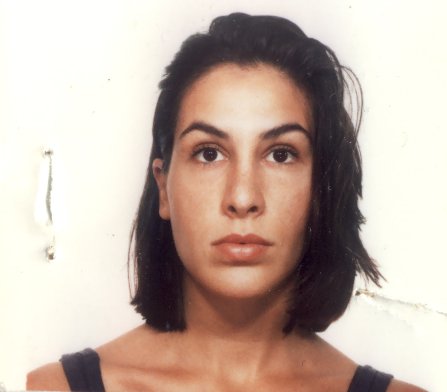 Visage de femme à cheveux mi-longs bruns.