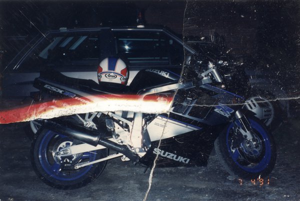 Moto et casque posé sur son siège.