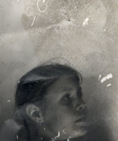 Visage de jeune femme de profil. Noir et blanc.