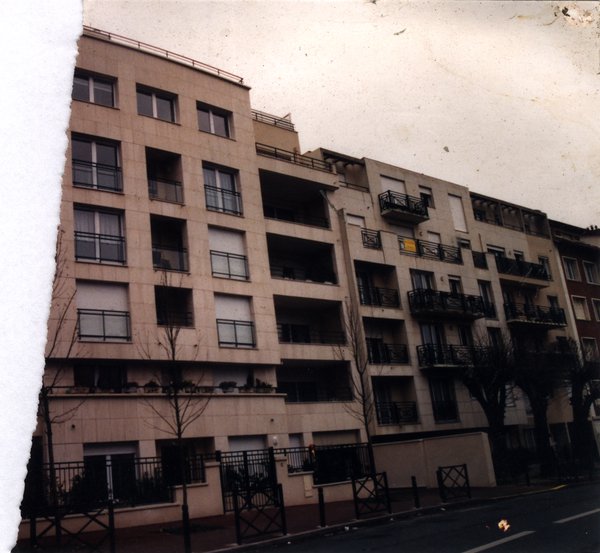 Façade d’immeuble. Image déchirée.