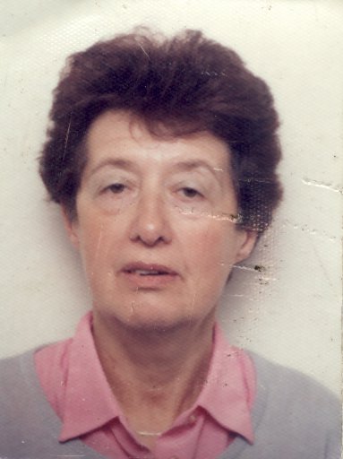 Visage de femme âgée brune.