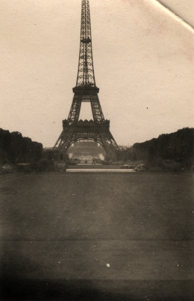 Tour Eiffel vue depuis le Champ-de-Mars. Noir et blanc.ᴬᴵ