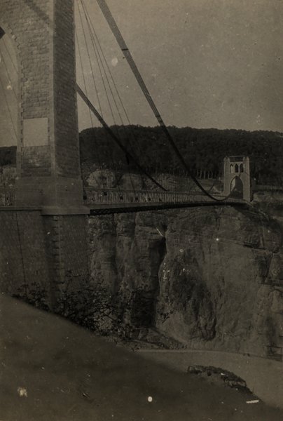 Pont suspendu au-dessus d'une gorge. Noir et blanc.ᴬᴵ