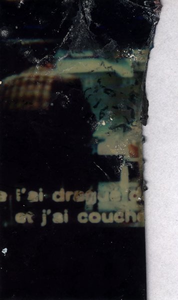 Fragment brûlé avec texte manuscrit partiellement visible.ᴬᴵ