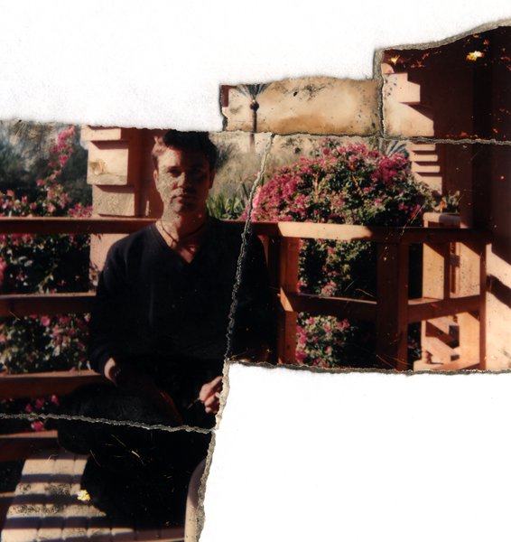 Homme sur une terrasse en bois entourée de bougainvillées. Image avec déchirure, reconstituée.ᴬᴵ