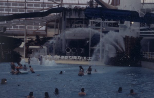 Piscine avec toboggans et jets d’eau.