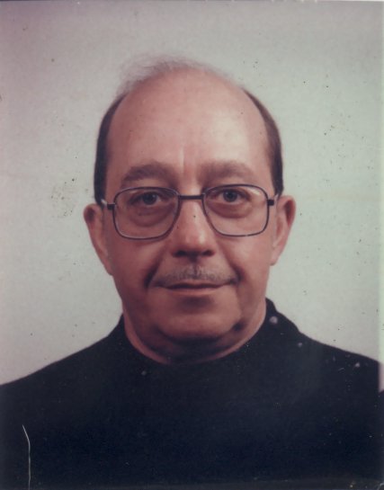 Visage d’homme âgé à lunettes.