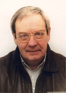 Portrait d'un homme âgé à lunettes.ᴬᴵ