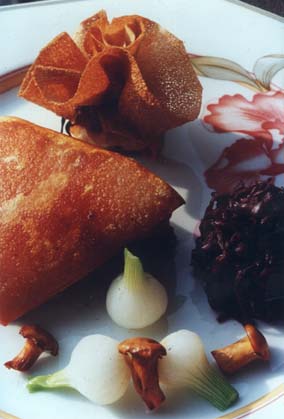 Assiette avec crêpe panée, petits oignons frais, et champignons.