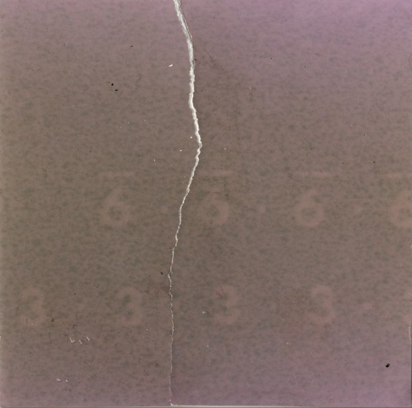 Inscription avec le nombre 666 et 3333. Image déchirée reconstituée.
