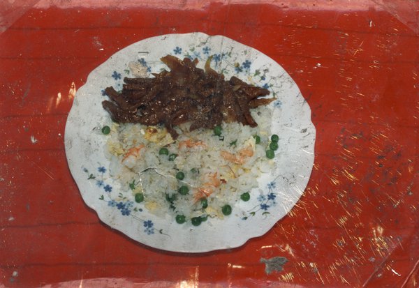 Assiette avec viande et riz mélangé de crevette et de petit pois.