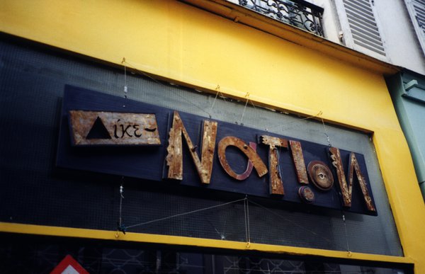 Devanture jaune avec enseigne : « Nation ».